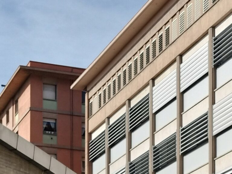 Rehabilitación de fachadas para mejora energética. Institut Dolors Aleu, Barcelona